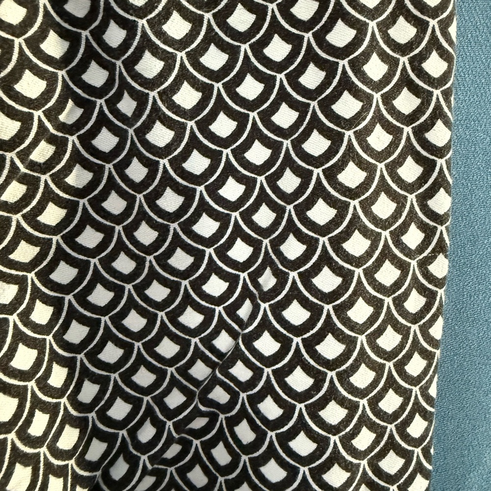George Monochrome Patterned Apparel - Picture 3 of 4